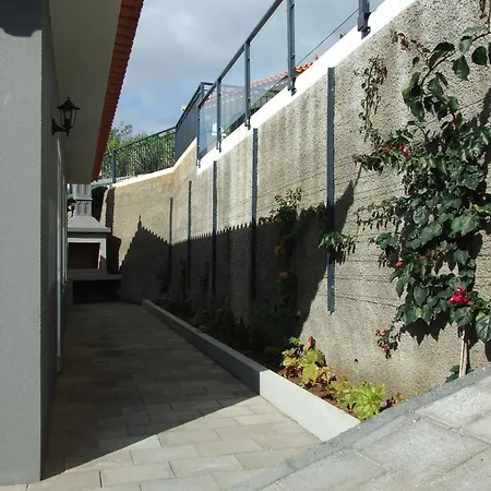 Paraiso Flores Nyaraló *